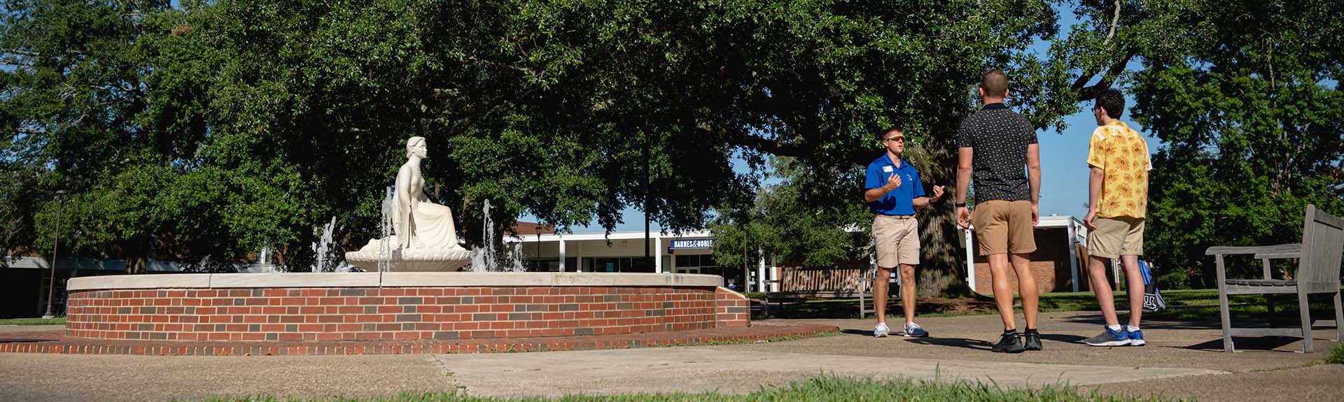 A student recruiter gives a future Bulldog and their family a tour through the Quad.