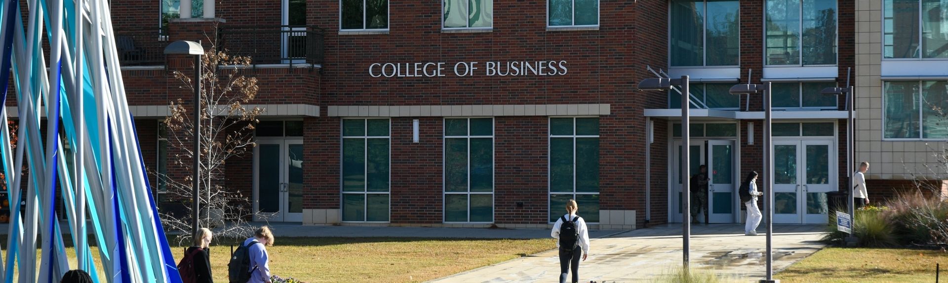 Students walking into the College of Business