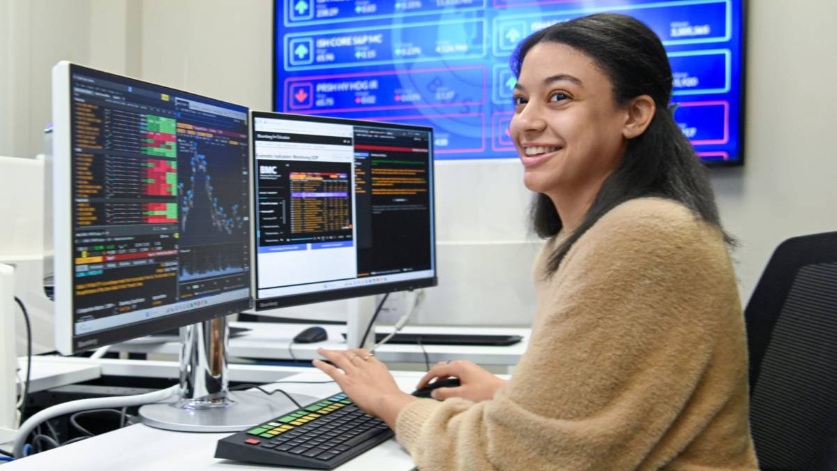 girl at computer 
