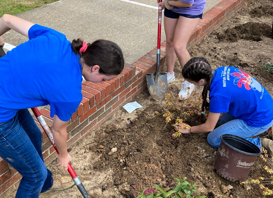 Landscape design students brighten up Woodard Hall entrance